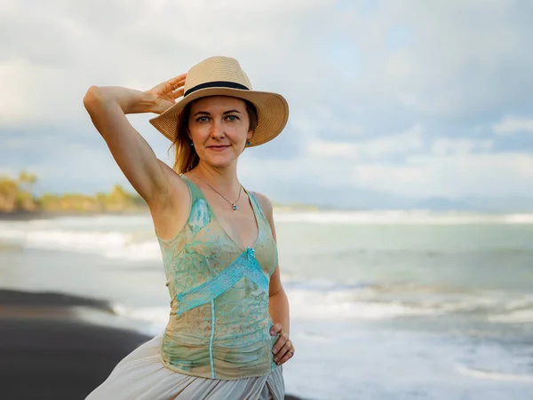 Şapka Takan Güzel Beyaz Kadın Portresi Kumsalda Vakit Geçirmek Yaz — Stok fotoğraf