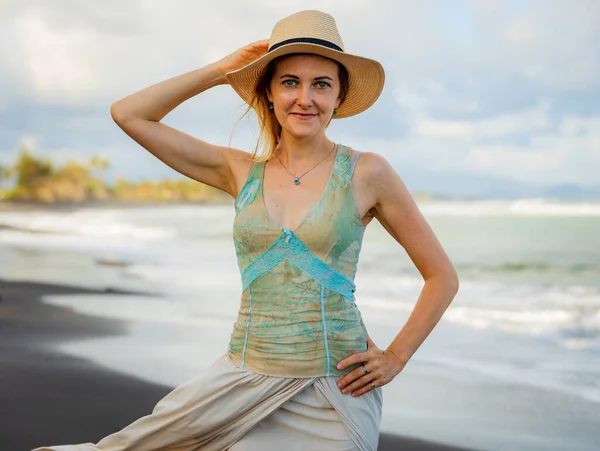 Şapka Takan Güzel Beyaz Kadın Portresi Kumsalda Vakit Geçirmek Yaz — Stok fotoğraf