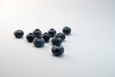 Beyaz arka planda dizilmiş yaban mersini.