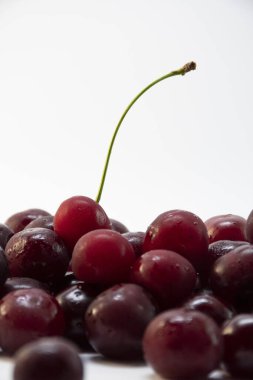 İzole edilmiş arka planda büyük güzel kirazlar.