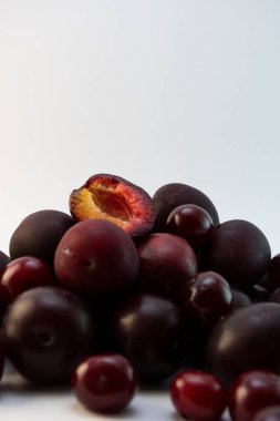 Beyaz izole arkaplanda dilimlenmiş erik