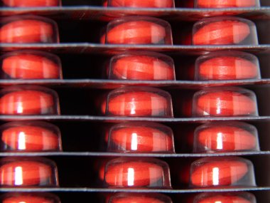 Omicron virüsünün yeni bir türünden kırmızı haplar pakette. makro fotoğraf