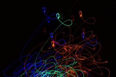 Siyah arkaplanda çok renkli neon ışıklar