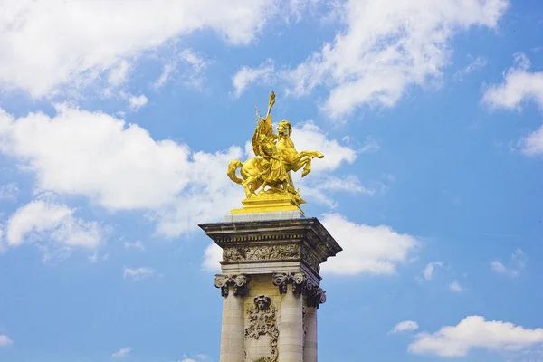 Pont Alexandre III bajo un cielo azul. París, Francia , — Foto de Stock