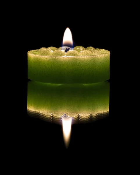 Kerze spiegelt sich auf dunklem Hintergrund — Stockfoto
