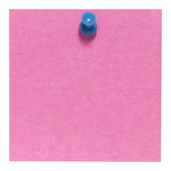 Nota adhesiva cuadrada rosa plana, con un alfiler azul, aislada sobre fondo blanco — Foto de Stock