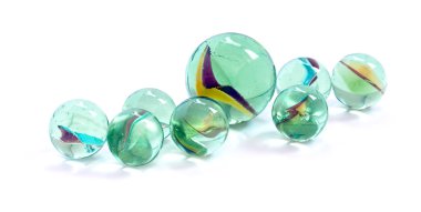 beyaz zemin üzerinde oyuncak mermerler