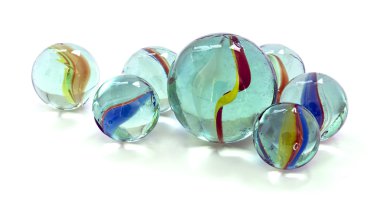 beyaz zemin üzerinde oyuncak mermerler