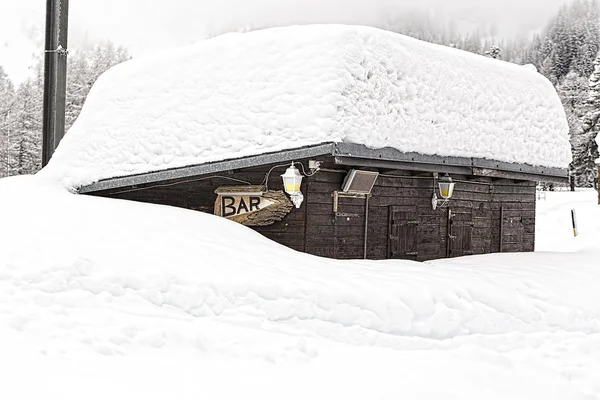 Buscando una barra abierta sobre los Alpes Imagen de archivo