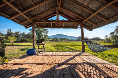 Pirinç tarlaları ve Bambu evi, dağ manzarası..