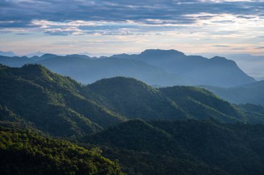 Khao Kho, Tayland 'daki dağ sırasının üzerinde güzel bir gün doğumu. Panorama 'daki doğal yaz manzarası.