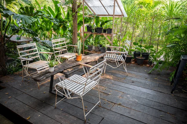 Beyaz masa ve sandalyeler yaz günü bahçede terasta..