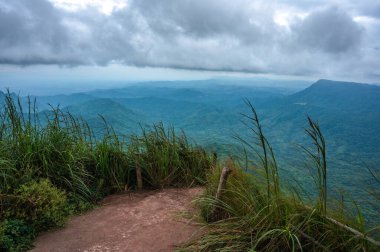 Pha Hua Bulutlu günlerde şarkı söylüyor, Pha Hua Tayland 'da Phu Thap Berk' te şarkı söylüyor.