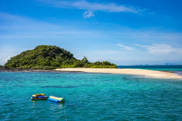美しい空と島 海の景色の木 バナナボートプレーヤーとの眺めタイのパタヤでのセーリングの日 — ストック写真