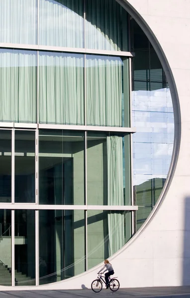 Şansölye ofis ve bisikletçi