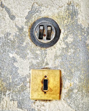 bir duvarda iki eski Elektrik düğmelerini