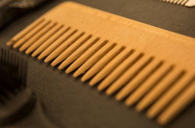 Siyah arkaplanda ahşap tarak