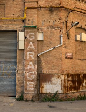 Garaj sözcüğünün kullanıldığı eski sanayi deposu