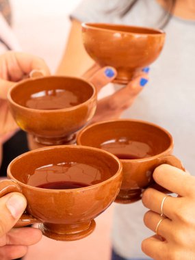 Bir kadeh şarapla dostların elleri