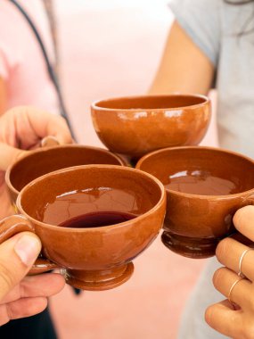 Bir kadeh şarapla dostların elleri