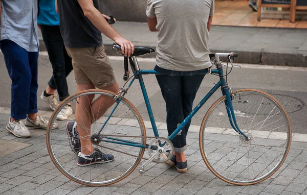 Pessoas Andando Sentar Uma Bicicleta Cidade — Fotografia de Stock