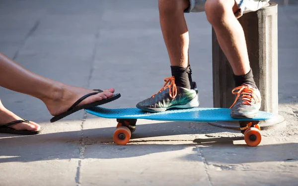 Pieds Homme Femme Sur Skateboard — Photo