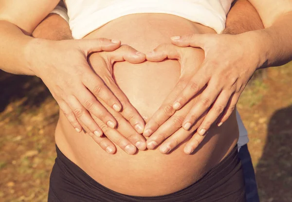 Çiftin elleri hamilelik karnında kalp yapıyor