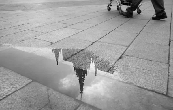 Photo Noir Blanc Avec Reflet Cathédrale Dans Une Flaque Eau — Photo