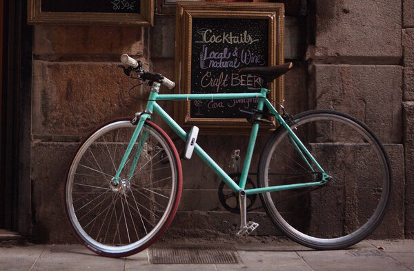 зеленый велосипед в городе