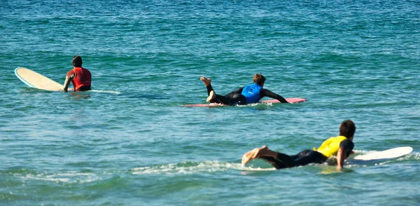 Pojkar Surfing Med Olika Skjortfärg — Stockfoto