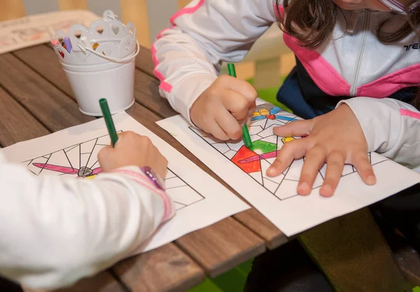 Kinder Malen Mit Etwas Farbe Über Planeten Und Recycling Stockfoto