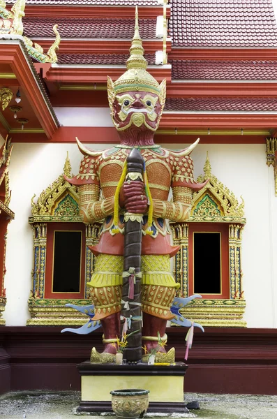 Thailändsk stil jätte i templet — Stockfoto