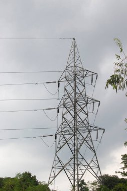 Elektrik Yüksek Voltaj Hattı uzun mesafelerde elektrik iletiyor. Elektrik iletimi. Tepedeki elektrik hattı. Elektrik güç iletimi ve dağıtımı elektrik enerjisi aktarımı.