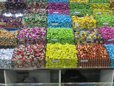 Müşterileri çekmek için dükkanda yığılmış bir sürü çikolata.