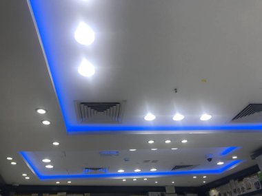 Beyaz Boyalı Alçıtaşı ofis resepsiyonu için sahte tavan içlerini askıya aldı