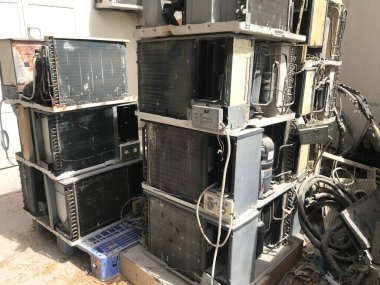 Pencere klimaları rastgele istiflenmiş.