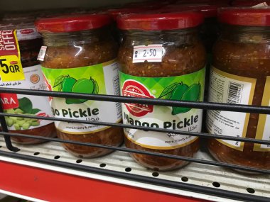 Gıda endüstrisinin süper marketinde satılık turşular ve ünlü Hint gıda ürünleri.
