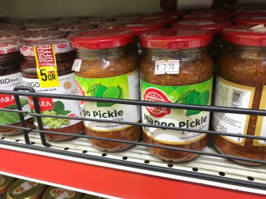 Gıda endüstrisinin süper marketinde satılık turşular ve ünlü Hint gıda ürünleri.