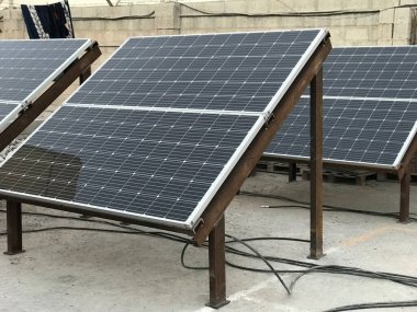 Endüstri için yenilenebilir enerji kaynağı güneş yıldızının dışındaki güneş panellerinin açık deniz konumu