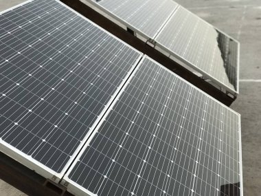 Endüstri için yenilenebilir enerji kaynağı güneş yıldızının dışındaki güneş panellerinin açık deniz konumu