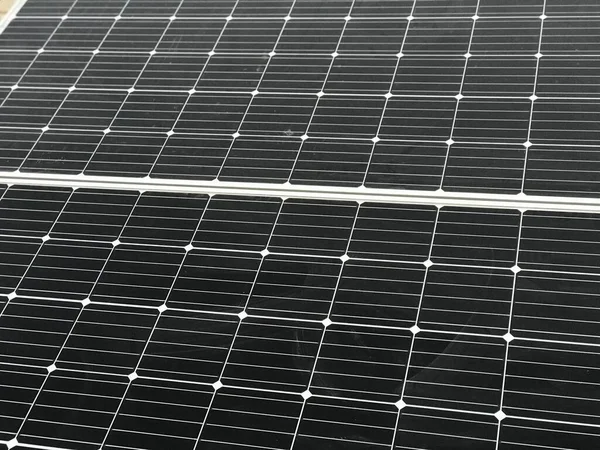 太阳能电池板在太阳星外离岸位置的工业用可再生能源或电力 — 图库照片
