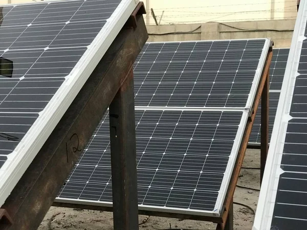 Endüstri Için Yenilenebilir Enerji Kaynağı Güneş Yıldızının Dışındaki Güneş Panellerinin — Stok fotoğraf