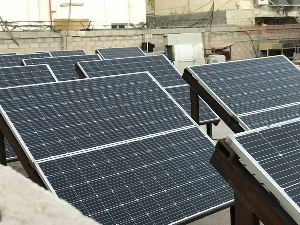 Endüstri Için Yenilenebilir Enerji Kaynağı Güneş Yıldızının Dışındaki Güneş Panellerinin — Stok fotoğraf