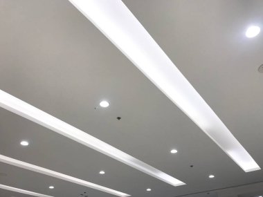 Emulsiyon boyalı alçı taşı bir alışveriş merkezi için sahte tavan içlerini askıya aldı