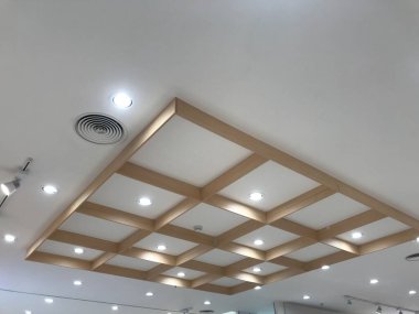 Emülsiyon boyalı alçı taşı, ahşap kirişli sahte tavan içini askıya almış.