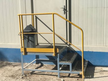 Makine mühendisliği atölyesinde çeliği kullanan yapay el rayları.