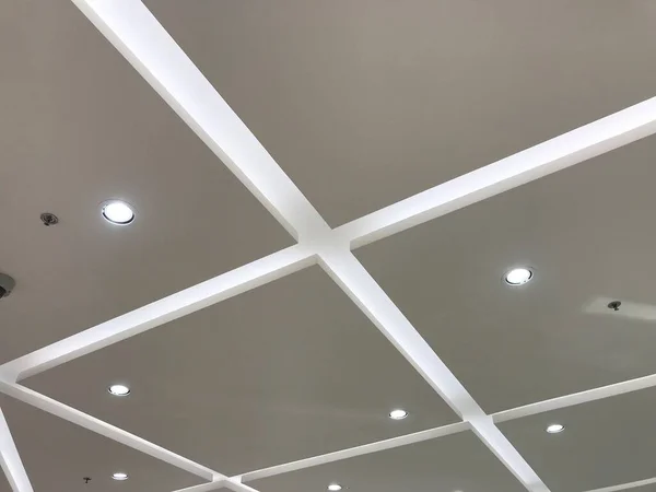 Emulsion Painted Gypsum Board Suspended False Ceiling Interiors Shopping Mall — Stockfoto