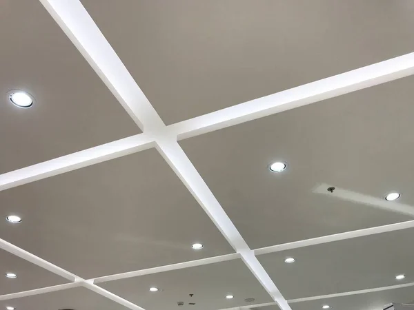 Emulsion Painted Gypsum Board Suspended False Ceiling Interiors Shopping Mall — Foto Stock