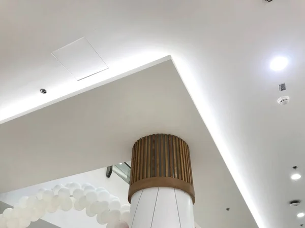 Emulsion Lackierte Gipskartonabgehängte Zwischendecken Für Ein Einkaufszentrum Rund Säule — Stockfoto
