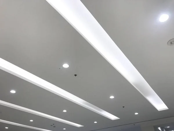 Emulsion Painted Gypsum Board Suspended False Ceiling Interiors Shopping Mall Stockfoto